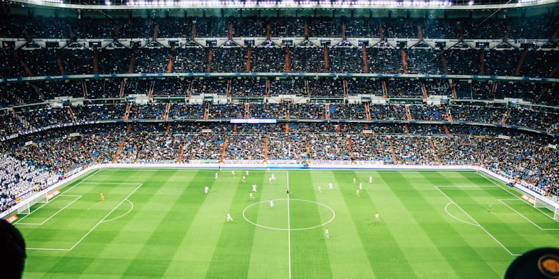 足球运动员在训练场上练习射门